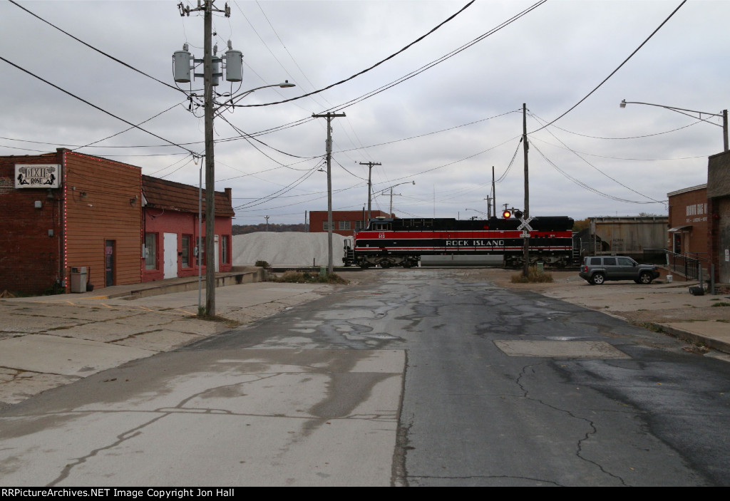 No stopping at the Dixie Rose for the crew as IAIS 513 rolls across South Street